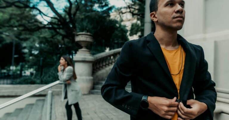 Cómo enfrentar a una persona fría y distante