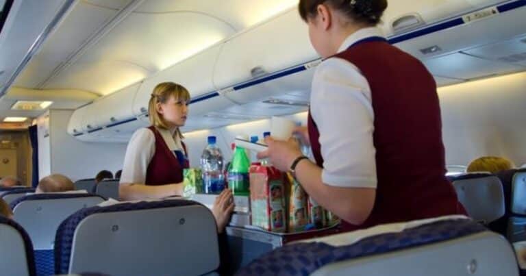 Qué significan los sonidos que escuchas durante un vuelo y para qué sirve ese «ding» que muchos ignoran