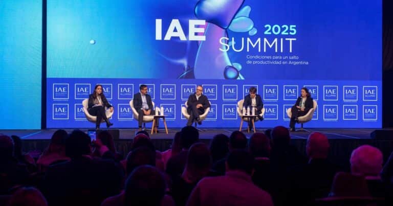 Empresas argentinas en alerta: cómo sobrevivir al dólar barato y empezar a exportar, según cuatro economistas