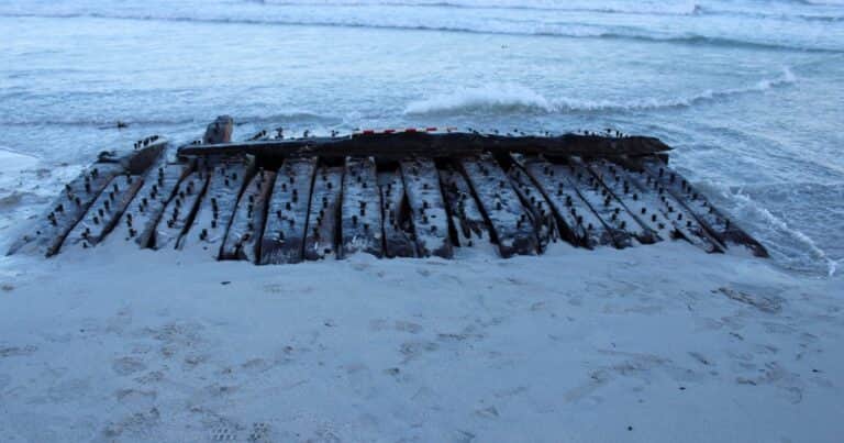 Caminaba por la playa y se topó con un barco de guerra del siglo XVIII