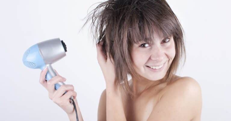 Para qué sirve realmente el aire frío del secador de pelo y cómo aprovecharlo
