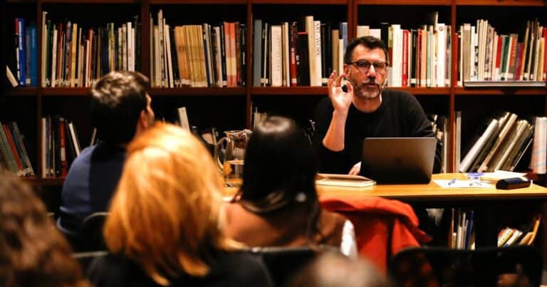Todo lo que pasa en una clase de Alberto Fuguet: «La literatura no tiene que tener miedo a molestar»
