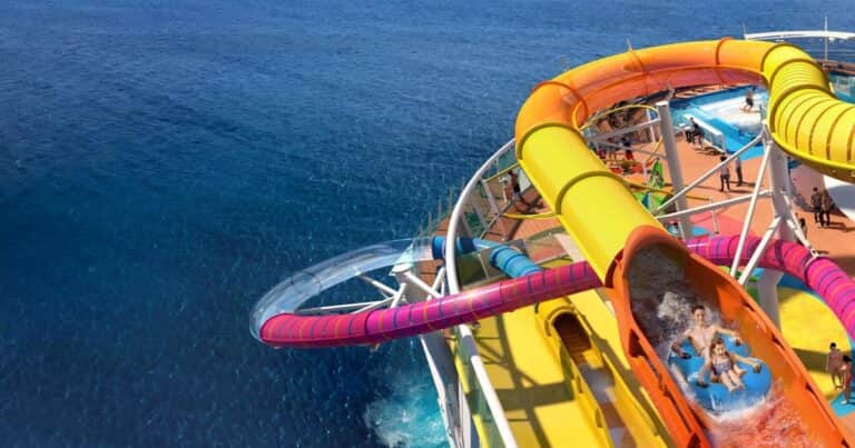 Pánico en el crucero más grande del mundo: se rompió un tobogán acuático y un pasajero resultó herido