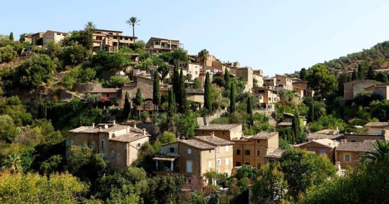 Conocé el pueblo que marca el centro de Mallorca y protege su esencia mediterránea