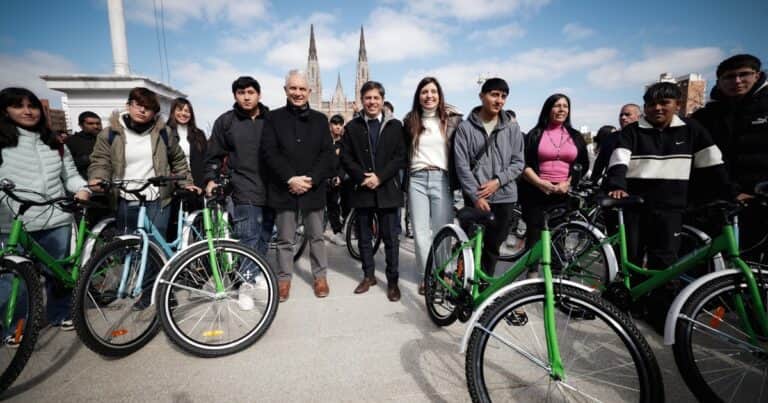 Axel Kicillof, de campaña en La Plata el mismo día que Javier Milei: «No sé con qué cara viene, es un falluto»