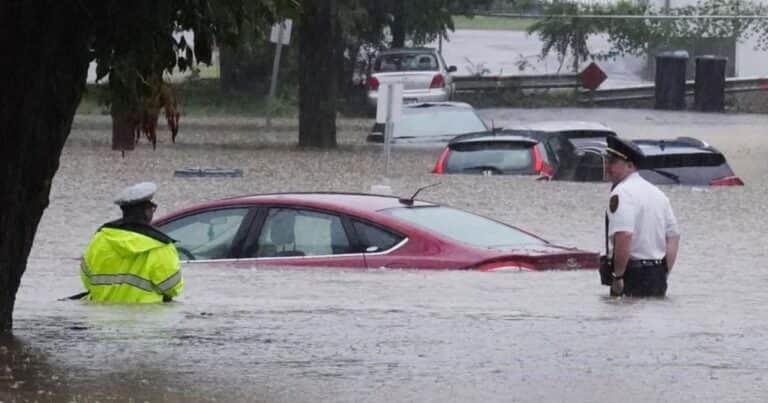 Autos arrastrados y casas tapadas por agua: dramáticos videos de las inundaciones en Wisconsin