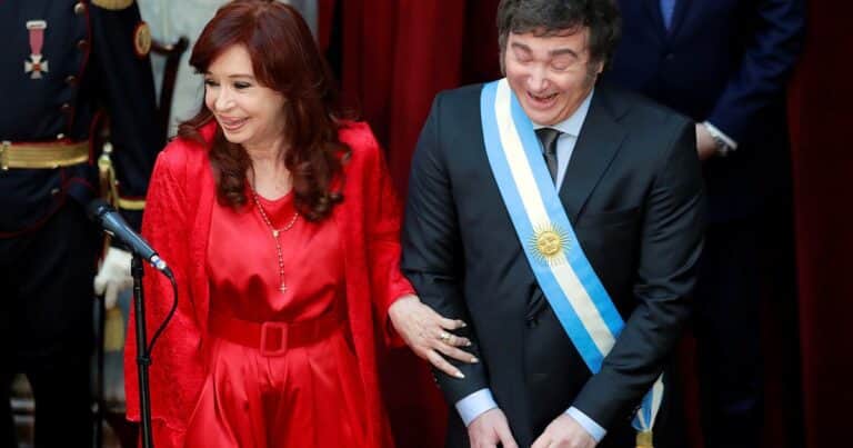 Tras la advertencia de Milei, Cristina Kirchner lo retrucó: «A vos te van a sacar con un chaleco de fuerza de la Rosada»