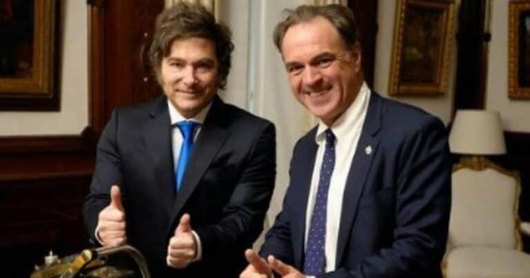 En una charla con un historiador británico, Javier Milei aseguró que planea «bajar impuestos» y abrir la economía sin desempleo