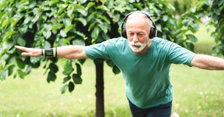 Ejercicios de equilibrio para prevenir caídas en personas mayores