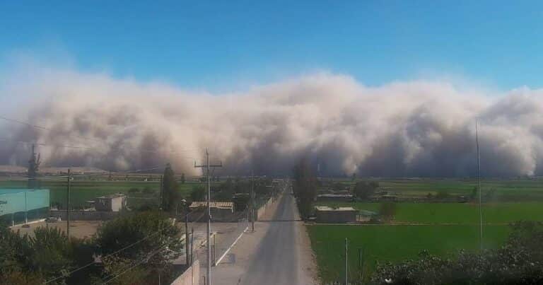 Perú, envuelto en una tormenta de arena inesperada: vientos furiosos, nubes de polvo, corte de rutas y suspensión del turismo