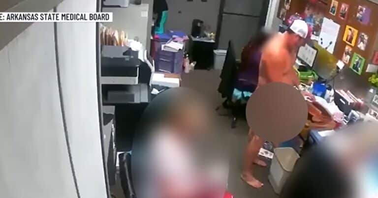 «Abuso de poder y acoso sexual»: la ridícula sanción que recibió un médico que caminaba desnudo por su clínica