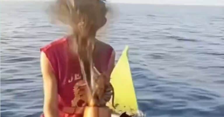 La venganza del calamar contra el pescador que festejaba su captura