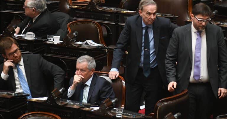 Los K y la oposición dura apuran un acuerdo en Diputados para darle otro golpe a Javier Milei