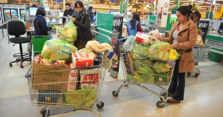 Las familias se financian con tarjeta: crece el crédito en una economía que se mueve a dos velocidades