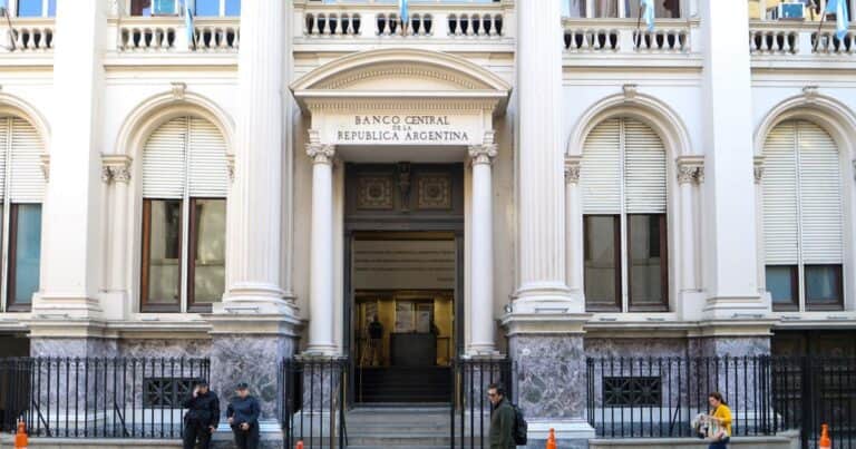 El Banco Central habilitó el uso de cheques en dólares