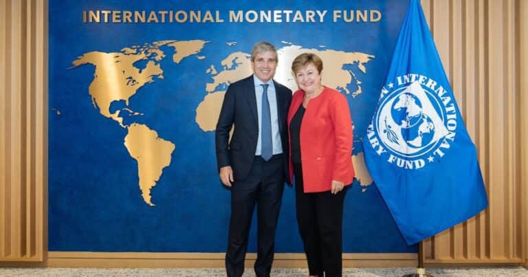 El FMI relajó la meta de reservas y confirmó que la próxima revisión pasa a 2026