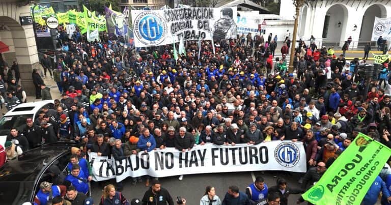 Marcha por San Cayetano: sindicatos y piqueteros se movilizan desde Liniers hasta Plaza de Mayo para protestar contra el Gobierno