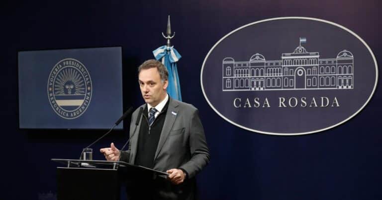 El Gobierno anunció una baja de más de 100.000 pensiones, cruzó a Mondino y anunció una cadena nacional de Milei por los vetos en el Congreso