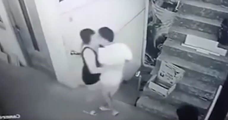 Un hombre y una mujer cayeron desde un segundo piso tras una discusión: ella murió