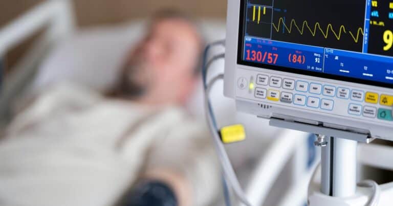 Entró en coma y el hospital quiso retirarle el soporte vital: sus dos amantes tomaron una contundente decisión