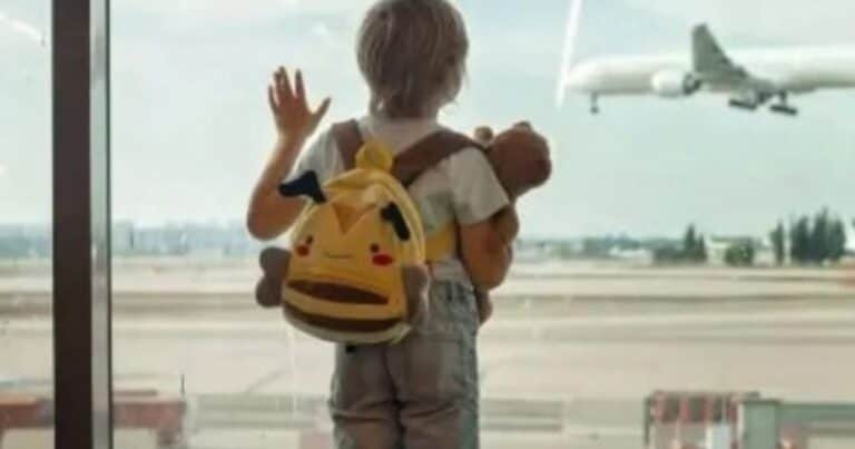 Dejaron abandonado a su hijo de 10 años en el aeropuerto para no perder el avión e irse de vacaciones