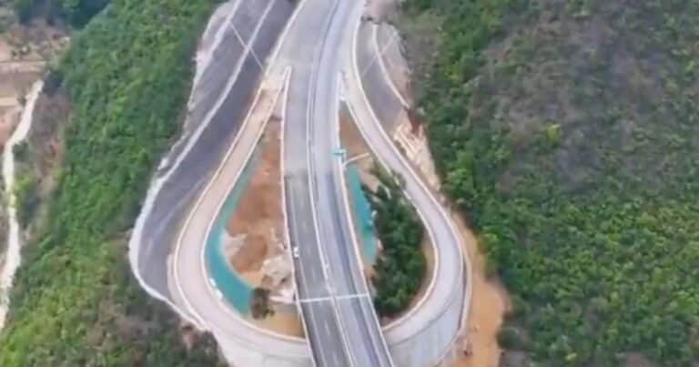 Cortaron una montaña a la mitad para construir una autopista y un puente