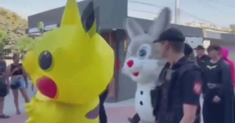 No se salva nadie: la policía arrestó a Pikachu, Labubu y un oso polar