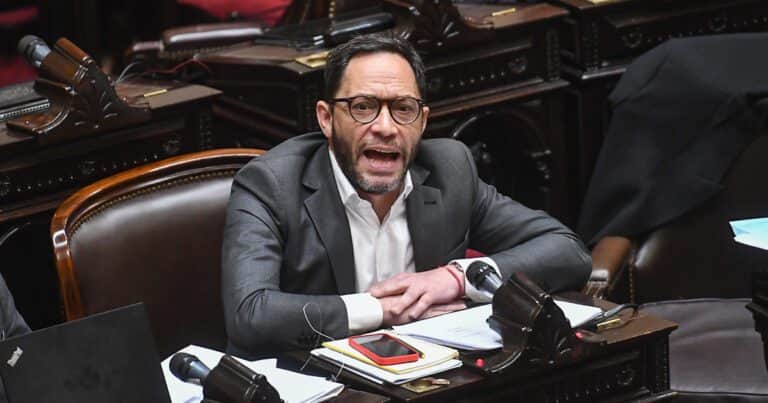 El jefe de la Coalición Cívica de Carrió cruzó a un «lilito peluca» por los vetos de Milei: «¿Tanto te piden?»