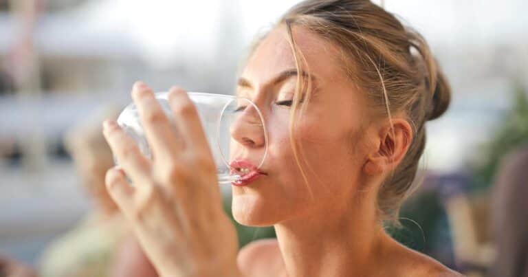Beber agua antes de dormir: el riesgo que alerta a los médicos y pocos conocen