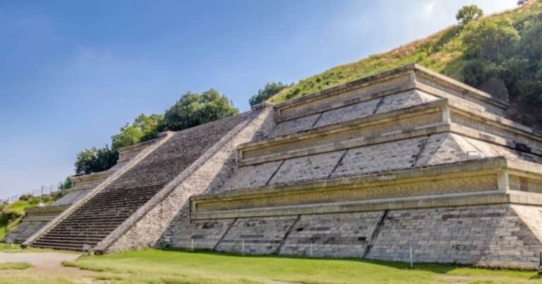 La pirámide más grande del mundo está oculta en América Latina