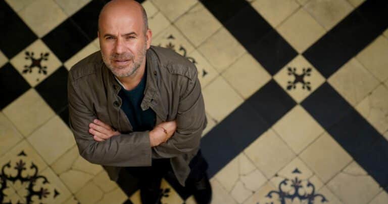 «La infelicidad es un motor de creación», dice Javier Peña, el creador del podcast ‘Grandes infelices’