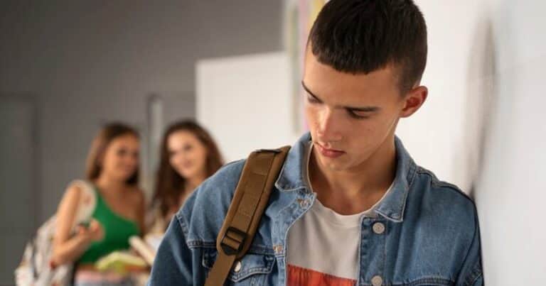 Por qué tantos hombres jóvenes abandonan el trabajo y qué riesgos enfrenta la economía