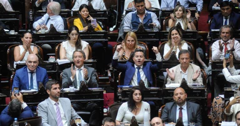 Las proyecciones libertarias: la ilusión del tercio propio en Diputados y el fuerte crecimiento en el Senado