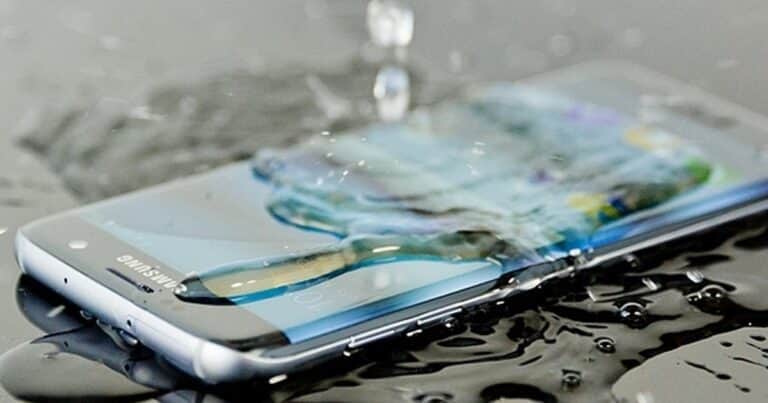 Qué hacer si se moja el celular: el error que todos cometen y los métodos que sí funcionan