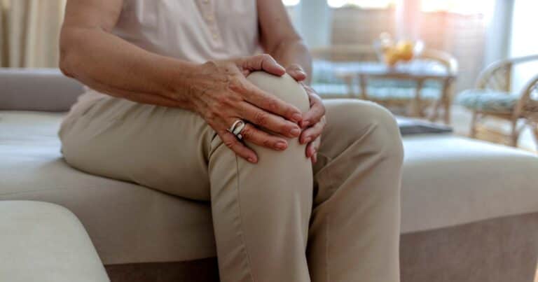 Cómo aliviar el dolor articular con ejercicios suaves para mayores de 50