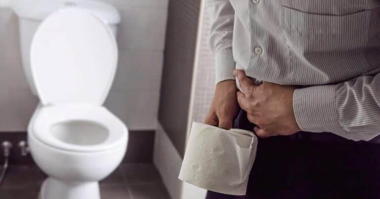Cuántas veces debés orinar al día según tu edad, explica un médico