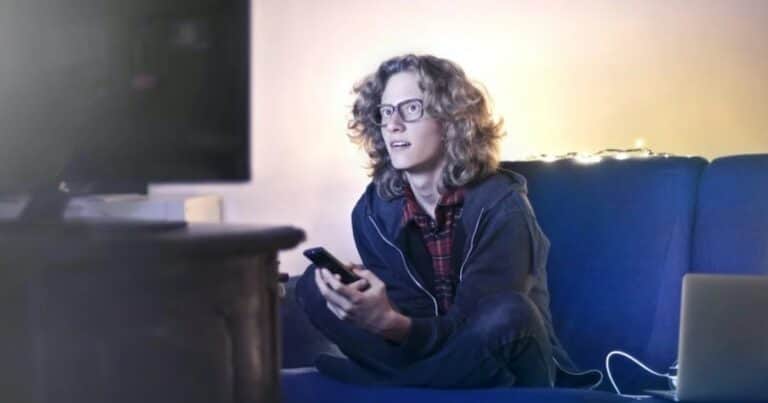 Por qué algunas personas buscan spoilers y qué revela eso sobre su mente