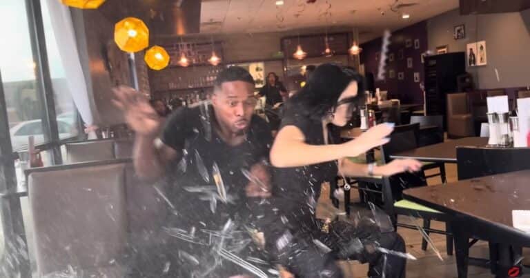 Una pareja de influencers probaba la comida de un restaurante y un auto los chocó mientras filmaban el video