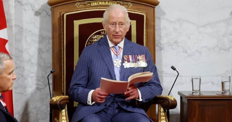 Descubrí el ritual nocturno de Carlos III: su Martini y la copa que siempre lleva consigo