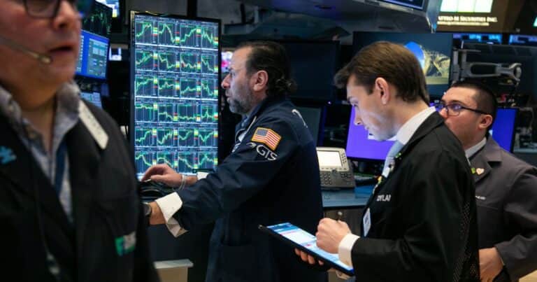 Las acciones se recuperan y el dólar se mantiene en calma