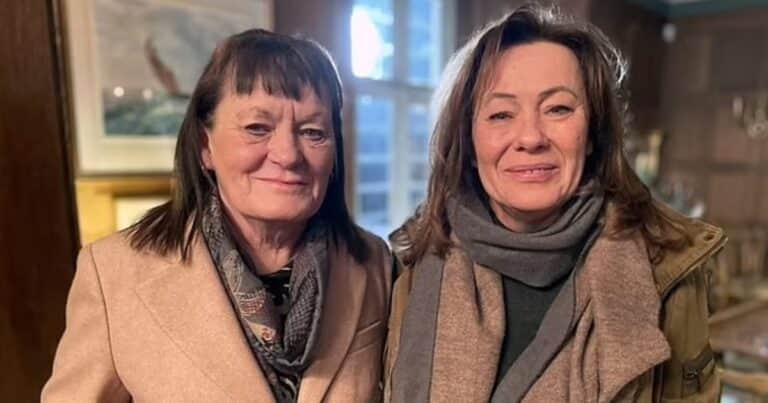 El día de su boda su madre le dijo que tenía una hermana biológica y 38 años después la encontró: «Es surrealista»