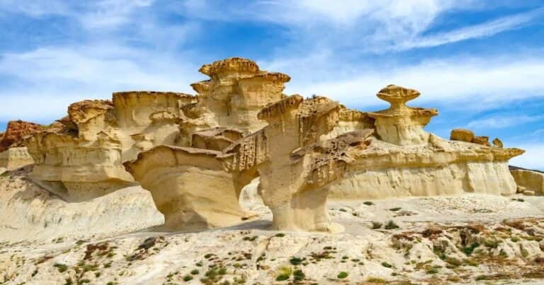 Explorá la playa de Murcia que guarda esculturas naturales del Plioceno