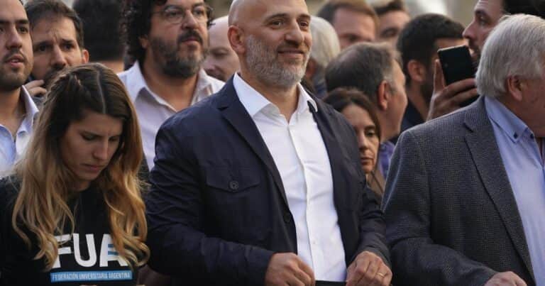El vicerrector de la UBA desmintió a Caputo y mostró su recibo de sueldo