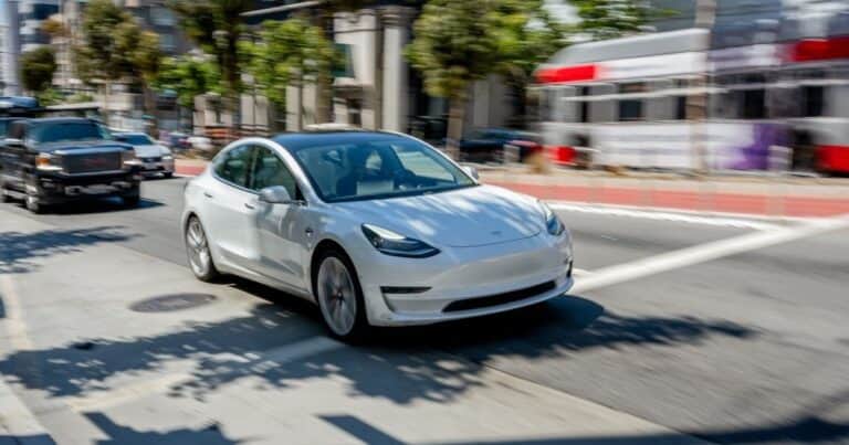 Un terrible accidente terminó en tragedia: una familia no pudo ser salvada debido a las manijas del Tesla