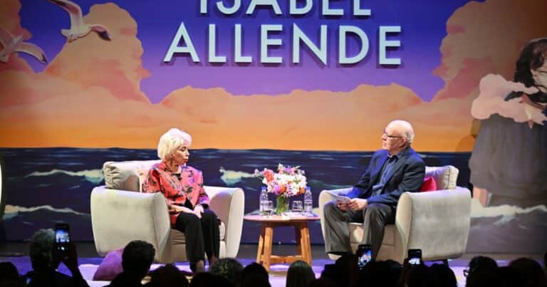 Isabel Allende en el Teatro Cervantes: «Con una familia como la mía no tengo que inventar nada”