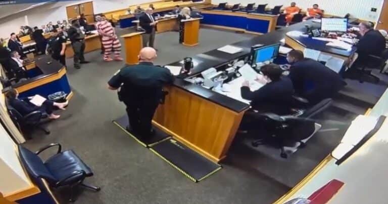 Video: Un preso corrió para atacar al juez, la policía lo derribó, pero no pudo impedir un repugnante momento