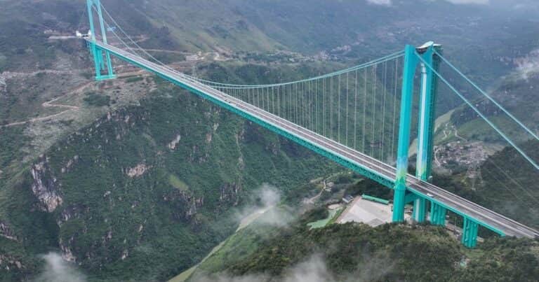 Joya de la ingeniería: China inauguró el puente más alto del mundo