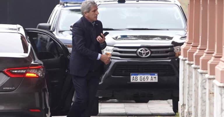 Pago de deuda y compra de dólares: los mensajes de Luis Caputo en redes que buscan tranquilizar al mercado