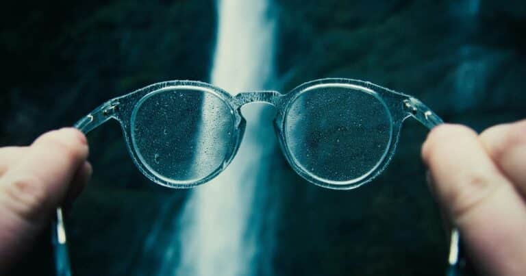 Limpiá tus gafas sin rayarlas: consejos infalibles