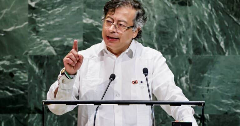 Qué significa la bandera «Guerra a muerte» que usó el presidente de Colombia en la ONU y generó polémica